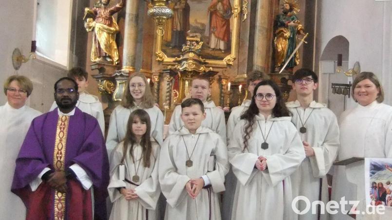 Die Nikolauspfarrei in Pittersberg verabschiedet sieben Ministranten (vordere Reihe, von links): Mesnerin Silvia Büchold, Pfarrer Sagai, die Neue Luisa Hammer, Florian Schanderl und Katharina Obendorfer; hintere Reihe (von links): Florian Reinhardt, Franziska Schanderl, Oliver Ratusny, Ferdinand Held und Michael Obendorfer. Bild: gm