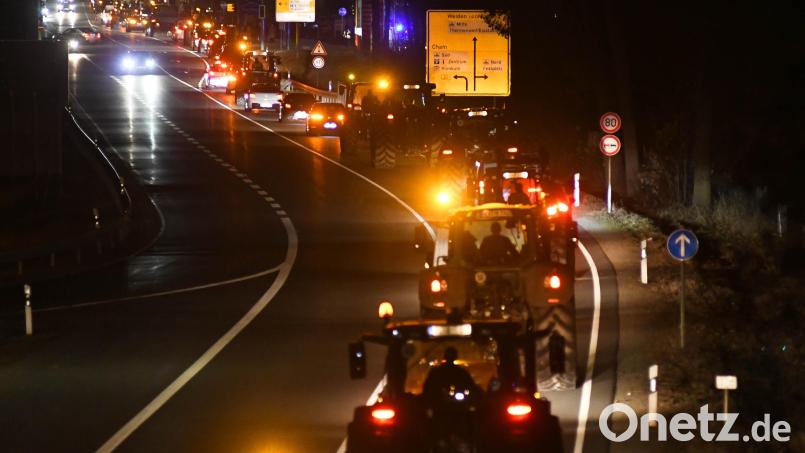 Blinkende Rundumleuchten und Warnblinker zeigen es an: 650 Fahrzeuge rollen am Mittwochabend beim Protestzug der Landwirte von Floß über Störnstein, Neustadt/WN und Altenstadt/WN nach Weiden und zurück. Bild: Gabi Schönberger
