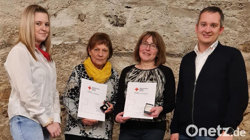 BRK-Sachbearbeiterin Tanja Gorisch (links) überreicht mit Ehrenamtsvertreter Thomas Rauch (rechts) die Urkunden und Auszeichnungsspangen an Ursula Prösl (Zweite von links) und Birgit Hartwich (Zweite von rechts) die Urkunden. Ursula Prösl blickt auf ein halbes Jahrhundert BRK-Arbeit zurück. Bild: BRK/exb