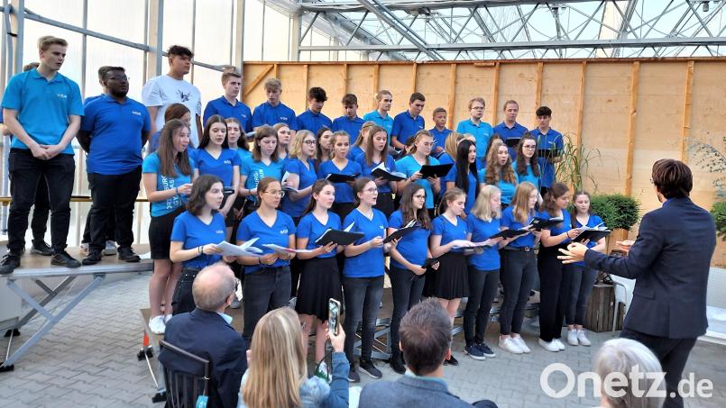 Der OGO-Chor glänzt bei zahlreichen Veranstaltungen wie hier beim OGO-Sommerkonzert mit dem besonderen Flair der Gärtnerei Baumer als Veranstaltungsort. Archivbild: Lang/exb