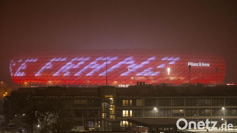 Die Allianz Arena ist mit dem Schriftzug &quot;Danke Franz&quot;, in Erinnerung an den verstorbenen Franz Beckenbauer, beleuchtet Symbolbild: Lennart Preiss /dpa