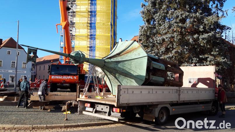 Der Glockenturm des Klettnersturms Tirschenreuth wurde im Ganzen vom Dach gehoben und auf einen Lkw verladen. Bild: Stadt Tirschenreuth/exb