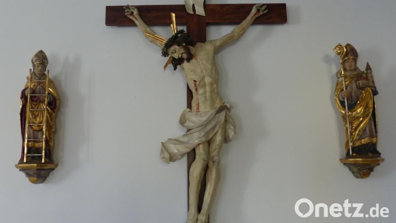 Die Erbstücke des Bischof emeritus Wilhelm Schraml haben in Erbendorf einen Platz gefunden. Links vom Kreuz ist der heilige Emmeram angebracht, rechts davon der heilige Wolfgang. Bild: Martin Besold/exb