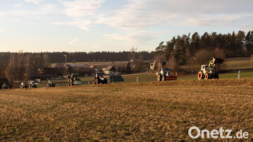 Ein Protestkonvoi der Landwirte war am Donnerstag in Erbendorf und den umliegenden Gemeinden unterwegs. Hier sind die Fahrzeuge auf der Straße bei Wetzldorf. Bild: rw