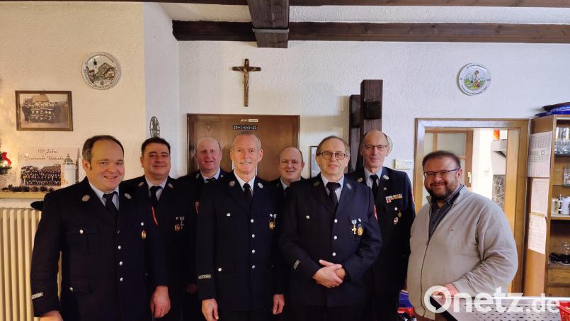 Für ihre 50-jährige Treue zur Feuerwehr Unterbruck gratulierten den Geehrten Manfred Groß und Hermann Dötsch (Vierter und Sechster von links) stellvertretender Kommandant Gerhard Veigl, Vorsitzender Klaus Biersack, Kommandant Martin Stangl, stellvertretender Vorsitzender Marco Philipp, KBM Alois Schindler sowie Bürgermeister Hans Walter (von links). Bild: Feuerwehr Unterbruck/exb