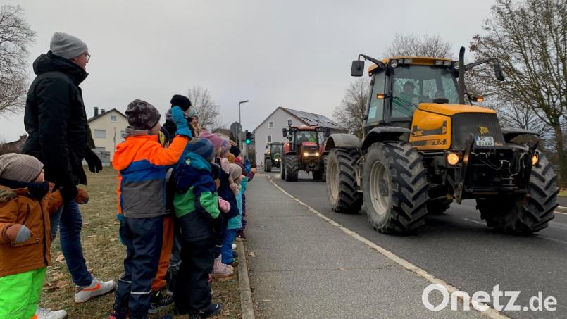 Bauernprotest zur Freude für Kinder: Am Freitag fahren rund zehn Landwirte am Vormittag von Amberg über Kümmersbruck zurück nach Amberg an Seniorenheimen, Kindergärten und Schulen vorbei. Bild: roa