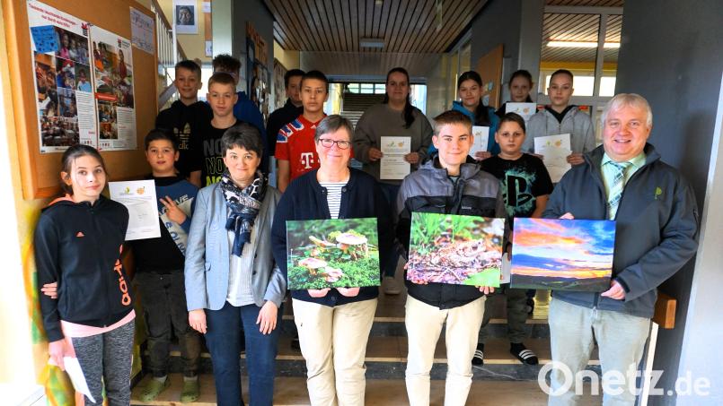Die Sieger beim Fotowettbewerbwerden ausgezeichnet, hier mit (vorne von rechts) Naturpark-Vorsitzendem Markus Dollacker, Gewinner Denis Slusarczyk, Geschäftsführerin Isabel Lautenschlager und Schulleiterin Helga Gradl. Bild: tra