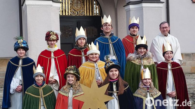 Pfarrvikar Christian Preitschaft sendet die Ursulapoppenrichter Sternsinger aus. Bild: mma