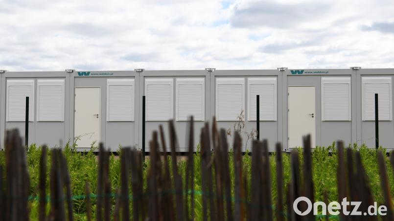 Frühestens im März soll in Waldershof eine Containersiedlung für etwa 50 geflüchtete Menschen errichtet werden. Symbolbild: Soeren Stache/dpa