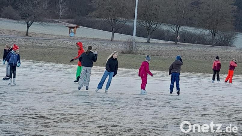 Starke Regenfälle um Weihnachten und der Frost danach bescherten den Kindern in Illschwang eine Eisbahn. Bild: no