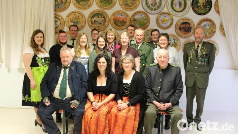 Nach den Neuwahlen bei den Birglandschützen: (sitzend, von links) Hans Sieß, Tanja Hüttner , Barbara Söhnlein, Erwin Schötz, (stehend, von links) Vanessa Breit, Jonas Huber, Roland Prügel, Selina Gürtler, Andy Müller, Lena Butz, Bürgermeisterin Brigitte Bachmann-Mühlinghaus, Ann-Kathrin Paa, Stefan Nitzbon, Werner Söhnlein, Christian Schötz, Margit Dehling und Ernst Kölbel. Bild: sis