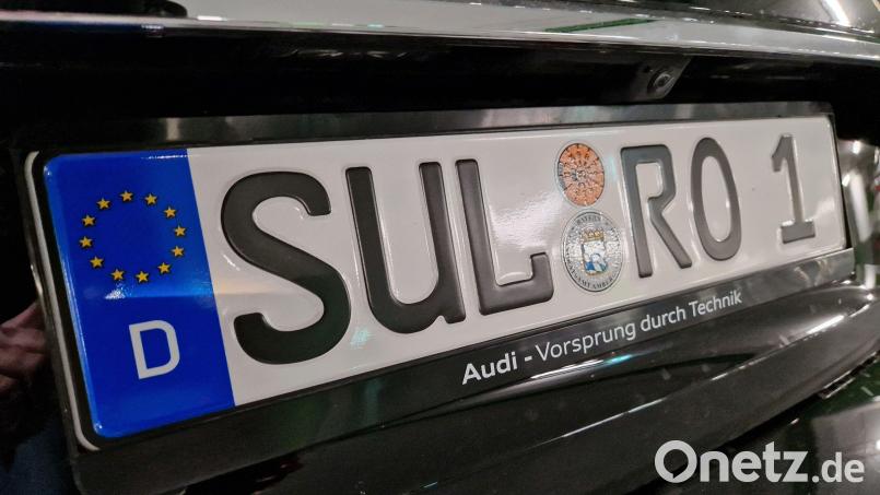 Dieses Kennzeichen würden sich wohl viele Sulzbach-Rosenberger Autofahrer wünschen: Die Kennung „SUL-RO“ passt zwar perfekt zum Namen der Stadt, ist jedoch behördlichen Fahrzeugen vorbehalten – die „1“ am Schluss verrät, dass es sich in diesem Fall um die Dienstlimousine des Ersten Bürgermeisters handelt. Bild: Tobias Gräf