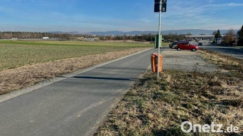 Eine Fläche (links im Bild) nahe der A93 bei Frauenricht kommt für neue Gewerbeflächen infrage. Die Mehrheit der Eigentümer und Anwohnen lehnt dies ab, sie sammelten Unterschriften. Bild: Gabi Schönberger