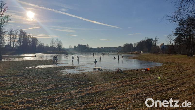 Auch in Tirschenreuth haben sich am Donnerstag schon die ersten Schlittschuhläufer aufs Eis gewagt. Bild: Benkhardt
