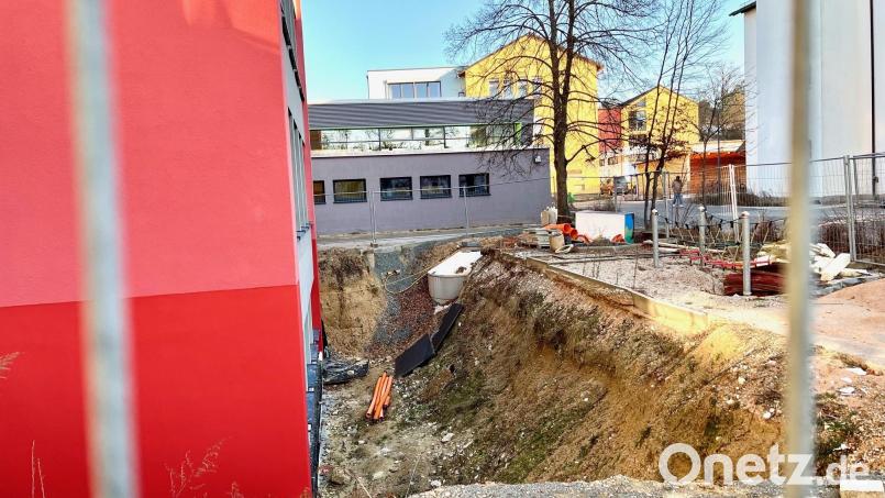 Rund 1,3 Millionen Euro stehen bereit, um endlich das Loch an der Grundschule nicht nur endgültig und nachhaltig zu schließen, sondern auch weitere nötige und zukunftsträchtige Arbeiten an den städtischen Bildungsstätten auf dem dem Schulhügel in Neustadt zu erledigen. Bild: Gabi Schönberger