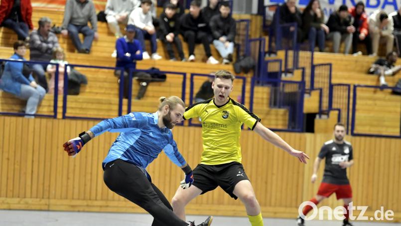 Mario Schmien (rechts) vom FC Amberg im Duell mit Torhüter Daniel Steinbach (links) vom SV Inter Bergsteig. Im vergangenen Jahr wurde der FC Amberg bei der Hallenfußball-Stadtmeisterschaft Vizemeister hinter dem SV Raigering, der SV Inter Bergsteig belegte Platz vier. Archivbild: Hubert Ziegler