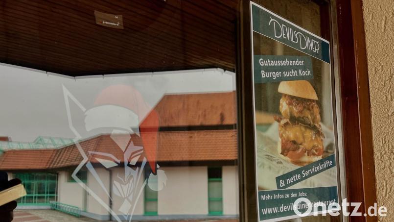 Am Eingang zum Burger-Restaurant &quot;Devils Diner&quot; im Eisstadion Weiden wird nach neuem Fachpersonal gesucht. Bild: Gabi Schönberger