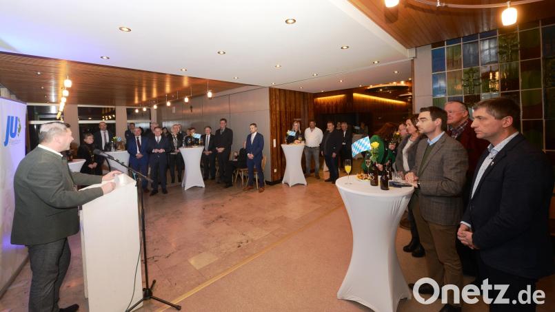 CSU-Ortsvorsitzender Rainer Rewitzer begrüßt im Zottbachhaus die Gäste und bezeichnet die bayerische Koalition als &quot;bürgerlich solides Gegenmodell zur Chaosampel in Berlin&quot;. Bild: bey