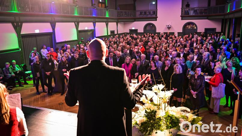 Oberbürgermeister Oliver Weigel blickte beim Neujahrsempfang auf eine bis ganz hinten volle Stadthalle. Bild: Florian Miedl/fph