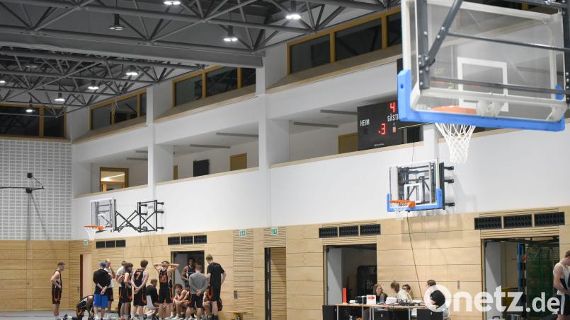 Mit einem Derby gegen den TB Weiden testen die Neustädter Basketballer am Mittwoch quasi unter Ausschluss der Öffentlichkeit die frisch sanierte Gymnasiumhalle. Die Dreifachturnhalle wurde nach knapp dreijähriger Sanierung am Montag von Schulen und Vereinen wieder in Betrieb genommen. Bild: Tobias Schwarzmeier