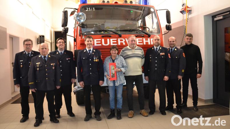 Von der Feuerwehr Burgtreswitz ehrten und dankten 1. Vorsitzender Christopher Hanauer (Dritter von links) und Kommandant Matthias Meiller (Dritter von rechts) ihren treuen Mitgliedern. Dazu gratulierten auch 2. Bürgermeister Bernhard Rom (rechts), KBR Marco Saller (Zweiter von rechts), KBI Martin Weig (Zweiter von links) und KBM Thomas Kleber (links). Bild: gi