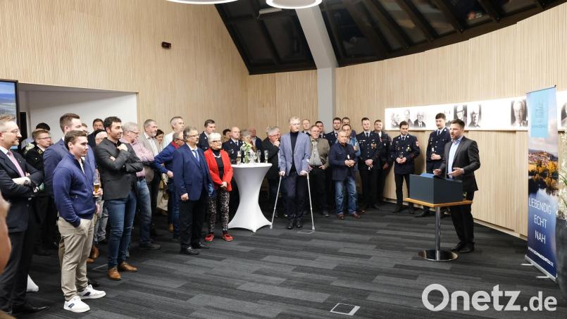 Knapp 100 geladene Gästen haben im Sitzungssaal des Rathauses Gelegenheit, sich über Projekte des Marktes zu informieren. Bürgermeister Peter Neumeier (rechts) berichtet über abgeschlossene und noch in Vorbereitung begriffene Maßnahmen. Bild: mab