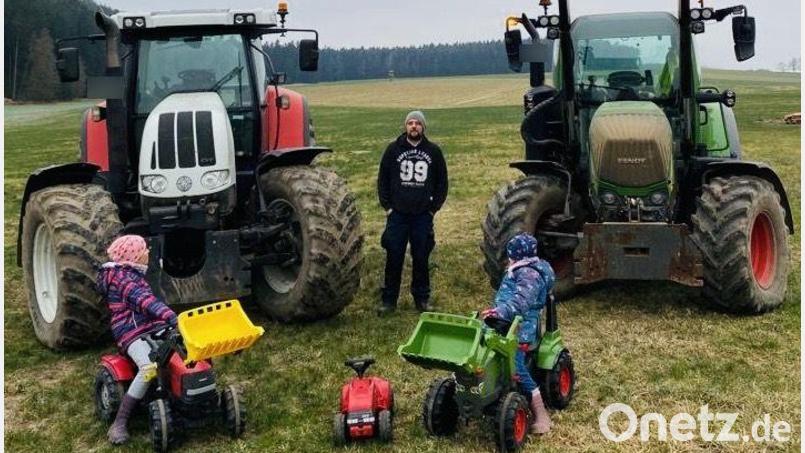 Christian Bäumler aus Thanhof wird am Oberen Markt beim Infostand der Landwirte Passanten über die Hintergründe der Bauernproteste aufklären. Bild: exb/Bäumler
