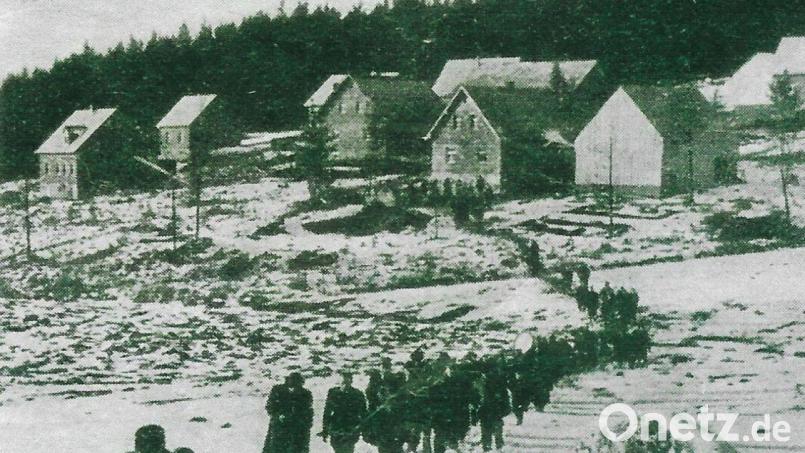 Die Einweihung der Siedlung &quot;Am Buchberg&quot; am 10. November 1950. Die Gäste der Feier marschieren über verschneite Felder aus der neuen Siedlung. Repro: Archiv Siedlerbund Hermannsreuth/exb