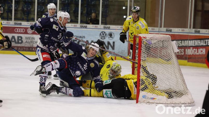 Im Getümmel vor dem Tölzer Kasten "arbeitete" Neal Samanski (vorne) die Scheibe zum 5:2 über die Linie. Bild: Tobias Neubert