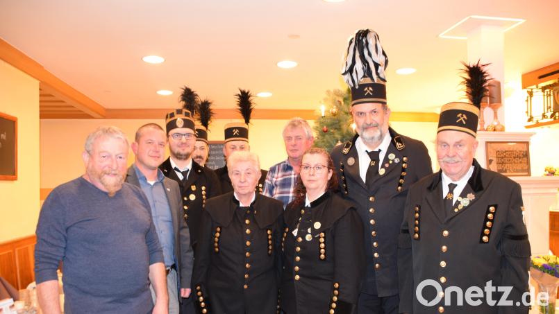 Wahlen standen beim Bergknappenverein Königstein an. Von links: Wolfgang Strobel, Jörk Kaduk, der neue Vize Toni Stollner, Werner Graf, Richard Luber, Hildegard Bär, Walter Brunner, Birgit und Manfred Stollner sowie Franz Platzer. Bild: wku