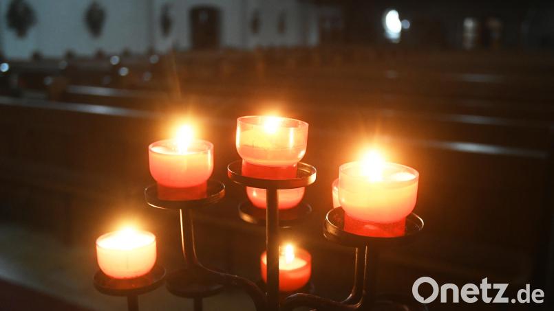 Viel Schatten und wenig Licht: Die Kirchenaustrittszahlen in den Weidener Pfarreien sind 2022 gewaltig angestiegen. Und die Gottesdienste werden leerer. Bild: Gabi Schönberger