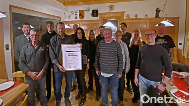 Stolz präsentiert sich Wolfgang Gallitzendörfer gemeinsam mit Ehefrau Regina und seinen Mitarbeitern mit dem Goldenen Meisterbrief, den Bürgermeister Rainer Rewitzer (links) stellvertretend überreicht hatte. Bild: bey
