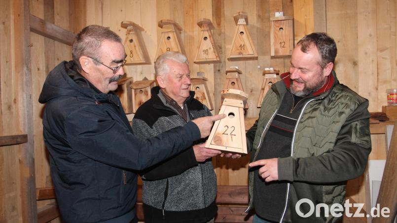 Detlef König und Heinz Spachtholz (von links) freuen sich über die von Michael Balk übergebenen Nistkästen. Bild: pi
