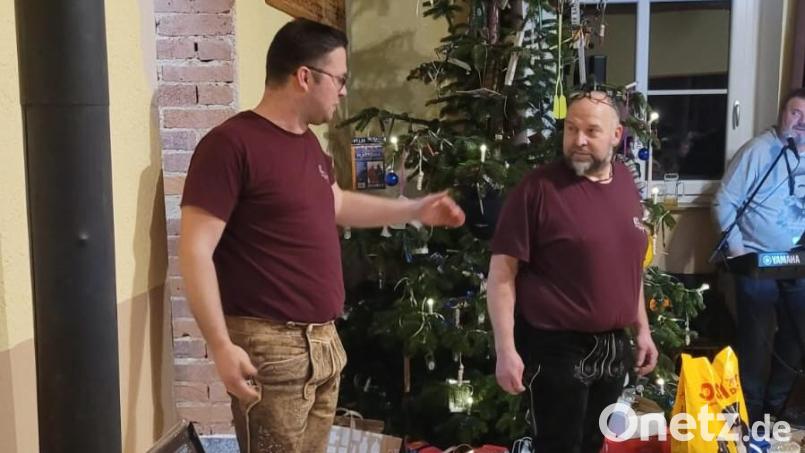 Benjamin Schmalnauer und Ulli Theiß (von links) preisen die vielen Artikel an. Bild: pi