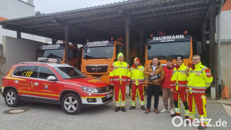 Die First Responder aus Königstein bei der Spendenübergabe mit Karl-Heinz Taubmann. Bild: lei