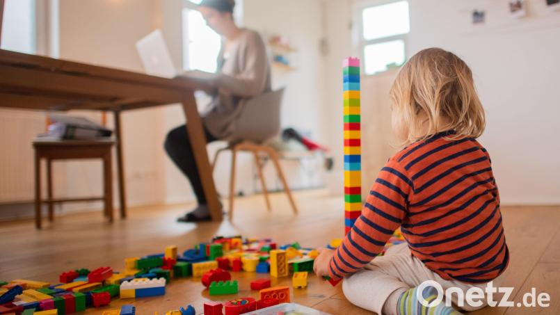 Ist der Nachwuchs krank, können auch Eltern, die im Homeoffice arbeiten, Kinderkrankentage nehmen. Bild: Julian Stratenschulte/dpa