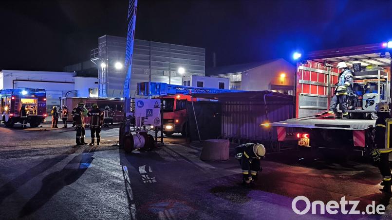 Einen größeren Feuerwehreinsatz löst ein Brand bei einer Firma in Eschenbach aus. Bild: jma