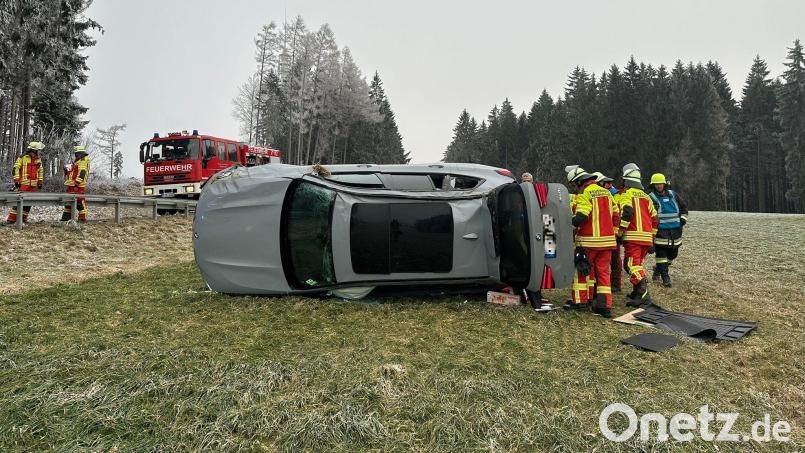 Eine 18-Jährige hat auf der B 22 kurz vor der Abzweigung nach Steinreuth die Kontrolle über ihr Auto verloren und kam nach links von der Fahrbahn in ein angrenzendes Feld ab. Symbolbild: Feuerwehr Erbendorf