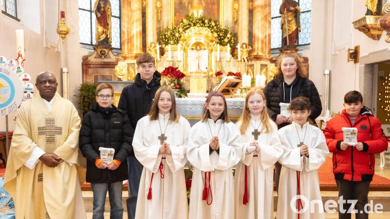 Verabschiedet wurden Julian Schön, Niklas Schön (Zweiter und Dritter von links), Leni Preisinger und Max Haberkorn (Zweite und Erster von rechts) aus dem Ministrantendienst. Bild: Foto Hummer/exb