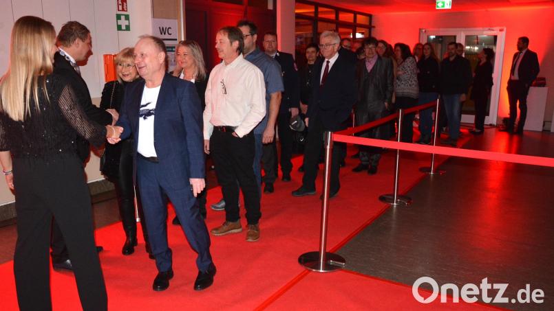 Per Handschlag begrüßten Bürgermeister Stefan Grillmeier (Zweiter von links) und seine Ehefrau Andrea (links) die Gäste, die über den roten Teppich der Stadt in die Mehrzweckhalle schritten. Bild: jr