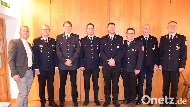 Einige Veränderungen brachten die Wahlen bei der Feuerwehr Kürmreuth-Hannesreuth. Von links Bürgermeister Jörk Kaduk, Kreisbrandrat Christof Strobl, Manuel Graf, Andreas Winter, Erwin Schinhammer, der neue Kommandant Daniel Kederer, Peter Kraus und der scheidende Kommandant Thomas Kogelbauer. Bild: wku