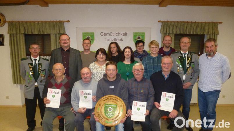 Ein neues Führungsteam wählen die Tanzflecker Schützen. Die Ehrenmitglieder (sitzend, von links) Georg Schönberger, Heinz Schmidt, Hans Schmidschneider und Georg Schirbl. gratulieren, ebenso Bürgermeister Uwe König. Bild: bk