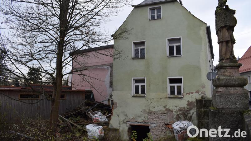 Trotz des genehmigten Bauantrags haben die Arbeiten am Schmaus-Anwesen in der Dammstraße 20 noch immer nicht begonnen. Die Ziegler Immobilien GmbH will das Gebäude nun zumindest sichern. Bild: szl