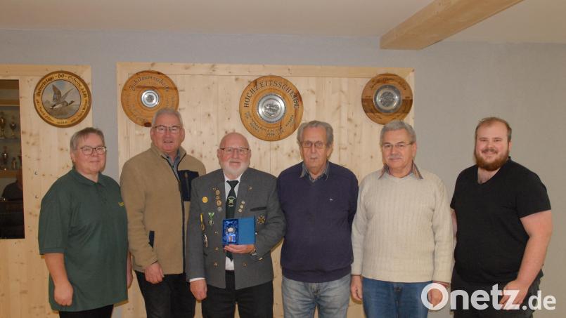 Hohe Auszeichnungen werden zwei Mitgliedern der Vilstalschützen Emhof zuteil (von links): Zweite Schützenmeisterin Barbara Schönfeld, Zweiter Bürgermeister Martin Bauer, der neuer Ehrenschützenmeister Theo Hummel, das Ehrenmitglied Karl Beer, das neue Ehrenmitglied Rudolf Beer und Schützenmeister Fabian Stangl. Bild: pop