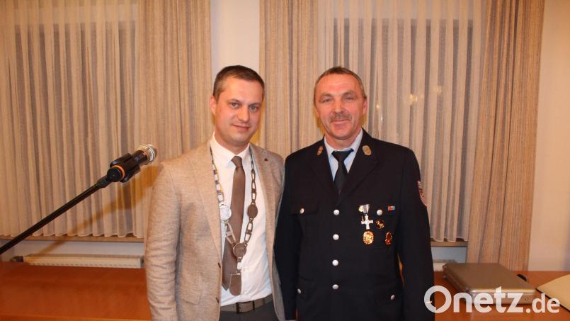 Bürgermeister Wolfgang (links) verlieh Feuerwehrkommandant Gerhard Horn die Goldene Ehrennadel der Gemeinde Ebnath. Bild: soj