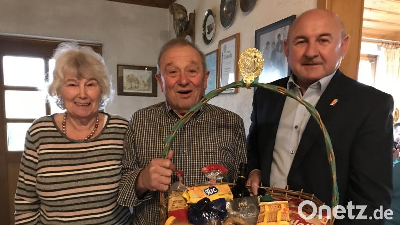 Thomas Dotzler (Mitte) aus Mimbach, hier mit seiner Frau Barbara, feiert 80. Geburtstag. Hahnbachs Zweiter Bürgermeister Georg Götz gratuliert mit einem Geschenkkorb. Bild: mma