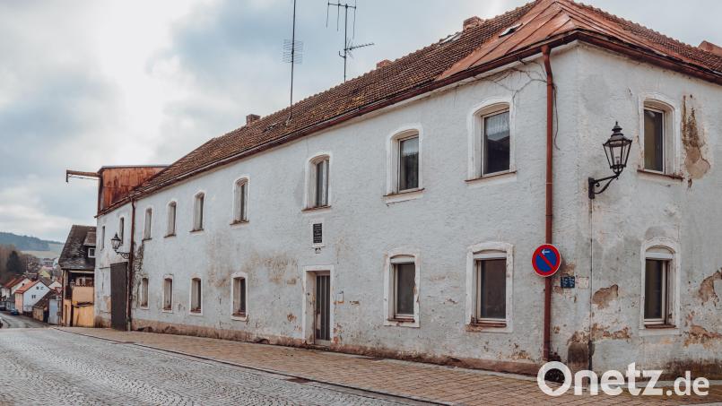 Das Bischof-Senestrey-Haus in Bärnau steht derzeit leer. Bald schon soll darin neuer Wohnraum geschaffen werden, denn die Stadt Bärnau beabsichtigt einen Umbau und eine Sanierung des denkmalgeschützten Anwesens. Bild: Susanne Forster
