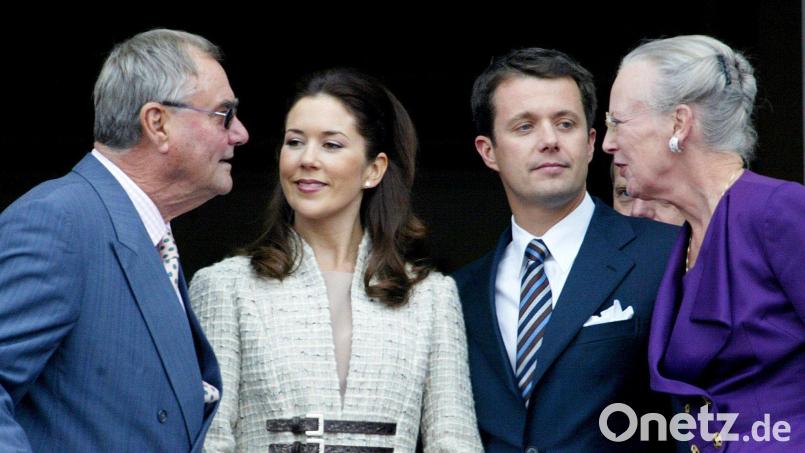 Dänemarks Kronprinz Frederik (M, r) und seine Verlobte Mary Donaldson (M, l), sprechen mit Königin Margrethe II. (r) und Prinz Henrik. Bild: Heribert Proepper/AP