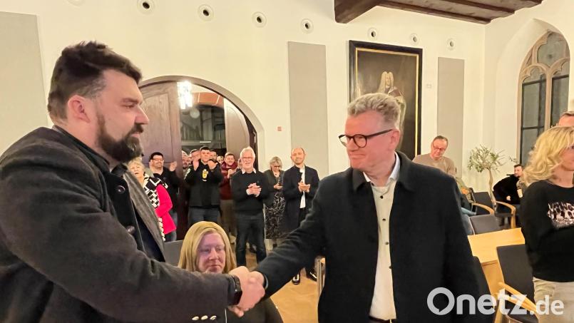 Im Rathaussaal war die Spannung am Wahlsonntag, 14. Januar, unter den Beobachtern kaum zu überbieten: Am Ende gratulierte der unterlegener Amtsinhaber Michael Göth (SPD) seinem Herausforderer und Nachfolger im Amt Stefan Frank (CSU) zum Sieg bei der Sulzbach-Rosenberger Bürgermeisterwahl. Bild: Stephan Huber