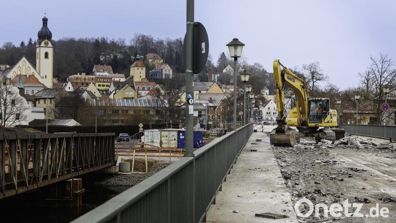 Die Tage der großen Naabbrücke von Krondorf in die Schwandorfer Innenstadt sind gezählt. Bagger haben mit dem Abriss begonnen. Links ist die Ersatzbrücke zu sehen. Bild: Hösamer